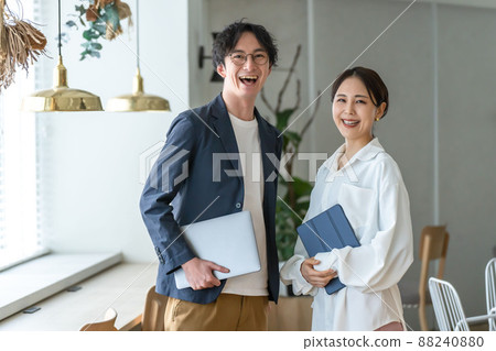 商務團隊休閒中間 商務團隊休閒中間 88240880