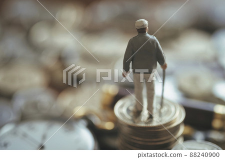 一個有錢和拐杖的人 88240900