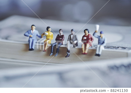 坐在鈔票上的微型男女 88241130