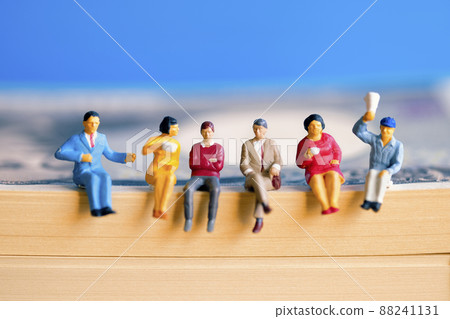 坐在鈔票上的微型男女 88241131