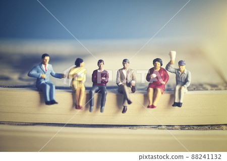 坐在鈔票上的微型男女 坐在鈔票上的微型男女 88241132