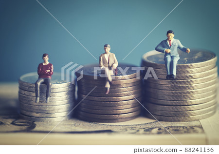 坐在錢上的微型商人 88241136