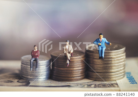 坐在錢上的微型商人 坐在錢上的微型商人 88241140