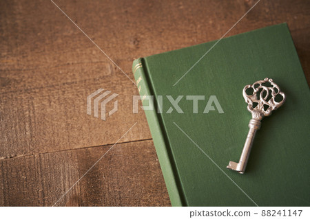 一把銀鑰匙放在一本舊書上 88241147