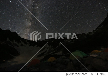 [Matsumoto City, Nagano Prefecture, July] View from the Karasawa Hut tent site: Star-filled sky and the Hotaka mountain range 88241982