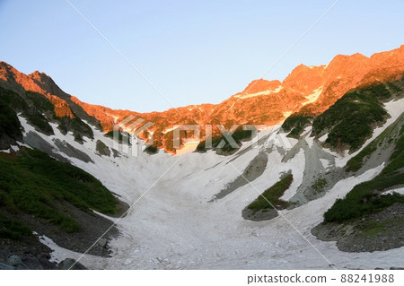 [Matsumoto City, Nagano Prefecture, July] Karasawa Cirque of the remaining snow and the direction of Oku Hotaka dyed in Morgenroth, as seen from Karasawa Hutte 88241988