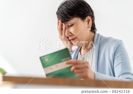 老年婦女養老金簿、存摺、思考 88242316