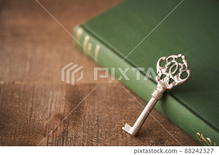 一把銀鑰匙放在一本舊書上 88242327