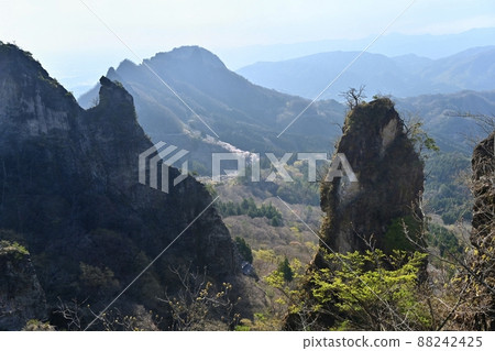 從富士山山坡上的觀景台俯瞰岩峰蠟燭岩上的櫻花之鄉。 88242425