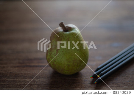梨和彩色鉛筆 88243029