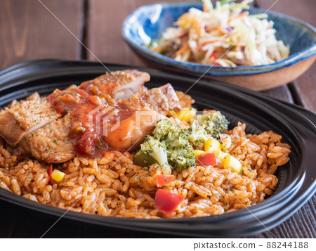 什錦飯配雞肉、香腸和蔬菜。 88244188