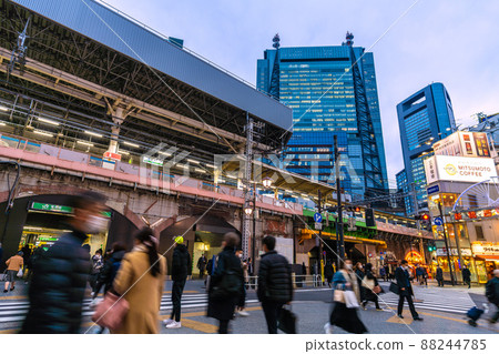 在日本東京市容取消的第二天(防止傳播)的新橋站前= 3月23日 在日本東京市容取消的第二天(防止傳播)的新橋站前= 3月23日 88244785