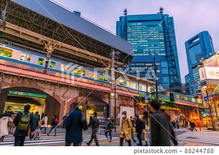 在日本東京市容取消的第二天(防止傳播)的新橋站前= 3月23日 在日本東京市容取消的第二天(防止傳播)的新橋站前= 3月23日 88244788