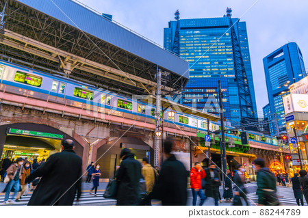 在日本東京市容取消的第二天(防止傳播)的新橋站前= 3月23日 在日本東京市容取消的第二天(防止傳播)的新橋站前= 3月23日 88244789