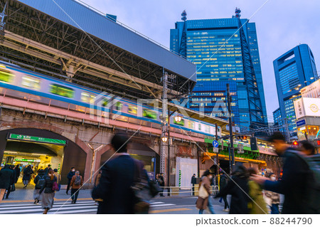 在日本東京市容取消的第二天（防止傳播）的新橋站前= 3月23日 88244790