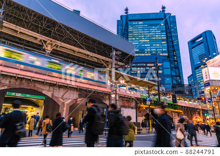 在日本東京市容取消的第二天(防止傳播)的新橋站前= 3月23日 在日本東京市容取消的第二天(防止傳播)的新橋站前= 3月23日 88244791