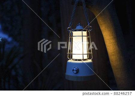 晚上用燈籠點燈的圖片 88246257