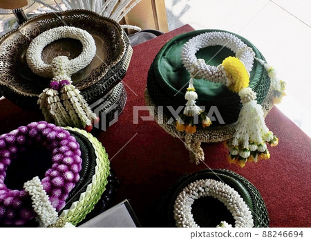 Jasmine Wreath with Globe Amaranth Wreath on Pedestal Dish 88246694