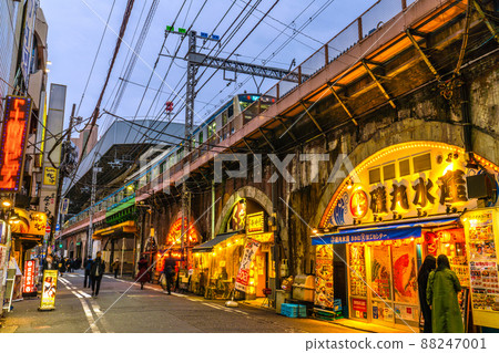 在日本東京市容取消的第二天的立交橋下(防止蔓延),酒吧區(後面的新橋站)= 3月23日 在日本東京市容取消的第二天的立交橋下(防止蔓延),酒吧區(後面的新橋站)= 3月23日 88247001