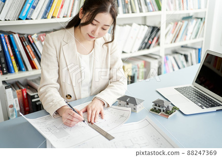 設計房子的女性建築師 88247369