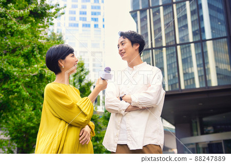 一名男子接受街頭採訪 88247889