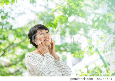高級女性新鮮綠色肖像 高級女性新鮮綠色肖像 88248524