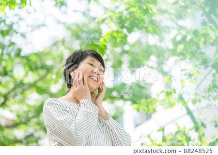 高級女性新鮮綠色肖像 高級女性新鮮綠色肖像 88248525