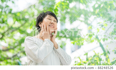 高級女性新鮮綠色肖像 高級女性新鮮綠色肖像 88248526