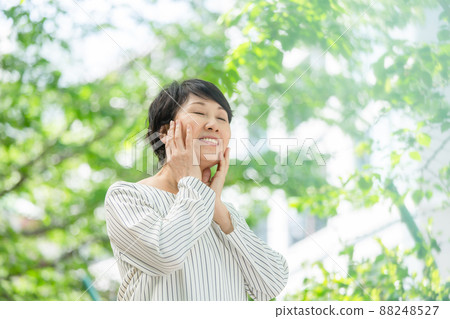 高級女性新鮮綠色肖像 高級女性新鮮綠色肖像 88248527