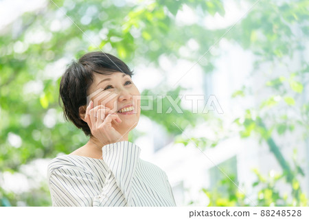高級女性新鮮綠色肖像 88248528