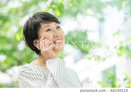 高級女性新鮮綠色肖像 高級女性新鮮綠色肖像 88248529