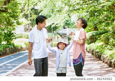 Young parents and children walking in sportswear 88248982