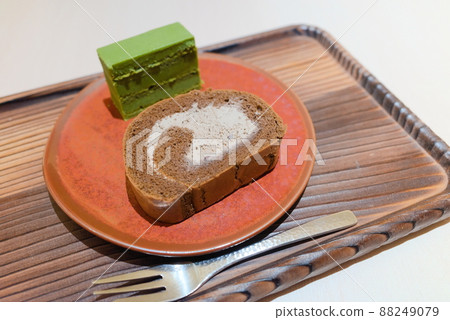 Hojicha roll cake and matcha tiramisu 88249079