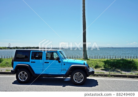 驅車前往擁有美麗藍天和大海的海灘 88249409