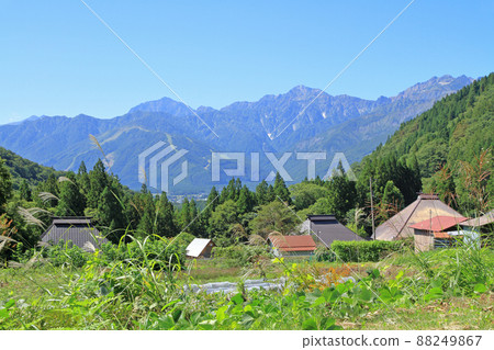 北阿爾卑斯山的秋天白馬村青二稻田景觀 北阿爾卑斯山的秋天白馬村青二稻田景觀 88249867