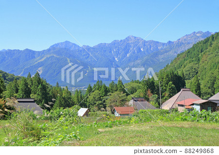 北阿爾卑斯山的秋天白馬村青二稻田景觀 北阿爾卑斯山的秋天白馬村青二稻田景觀 88249868