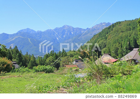北阿爾卑斯山的秋天白馬村青二稻田景觀 北阿爾卑斯山的秋天白馬村青二稻田景觀 88249869