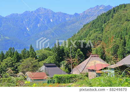 北阿爾卑斯山的秋天白馬村青二稻田景觀 北阿爾卑斯山的秋天白馬村青二稻田景觀 88249870