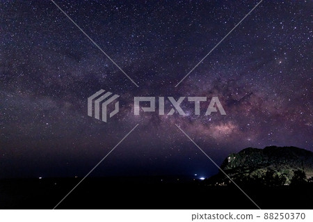 The Milky Way flowing across the starry sky on the Nichinan Seacoast, where Tsukishima, Kushima City, Miyazaki Prefecture is located The Milky Way flowing across the starry sky on the Nichinan Seacoast, where Tsukishima, Kushima City, Miyazaki Prefecture is located 88250370