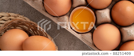雞蛋 蛋 棕色 咖啡色 灰色 Egg in plate 卵 生たまご 88251409