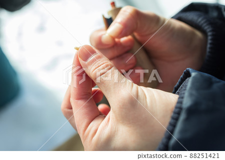 一個女人享受釣魚 88251421