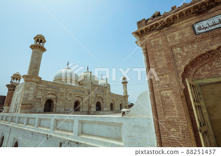 Abbasi Jamia Masjid Qila Mosque built by Nawab Bahawal Khan near to Derawar Fort in Yazman Tehsil, within the Cholistan Desert in Bahawalpur, Pakistan Abbasi Jamia Masjid Qila Mosque built by Nawab Bahawal Khan near to Derawar Fort in Yazman Tehsil, within the Cholistan Desert in Bahawalpur, Pakistan 88251437