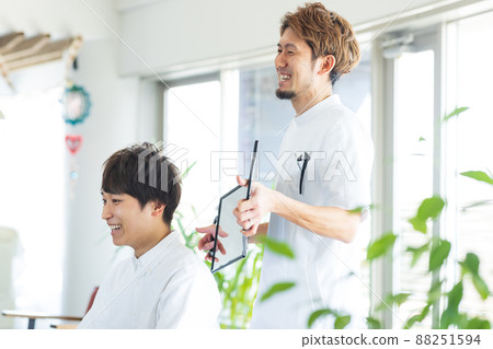 Men getting haircuts 88251594