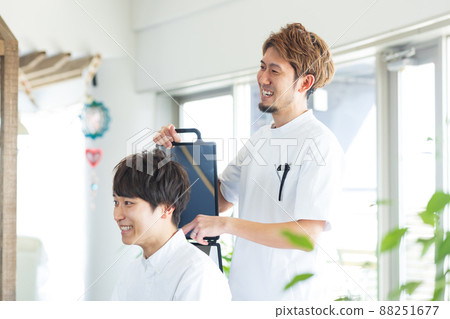 Men getting haircuts 88251677