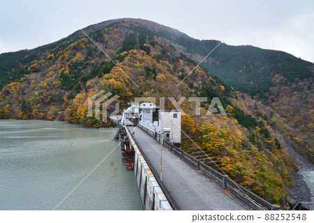 Shizuoka Prefecture Ikawa Dam and the autumn colors of Lake Ikawa Shizuoka Prefecture Ikawa Dam and the autumn colors of Lake Ikawa 88252548
