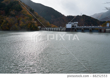 Shizuoka Prefecture Ikawa Dam and the autumn colors of Lake Ikawa Shizuoka Prefecture Ikawa Dam and the autumn colors of Lake Ikawa 88252553