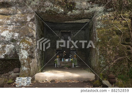 Tomb of Masako Hojo and Minamoto no Sanetomo 88252859