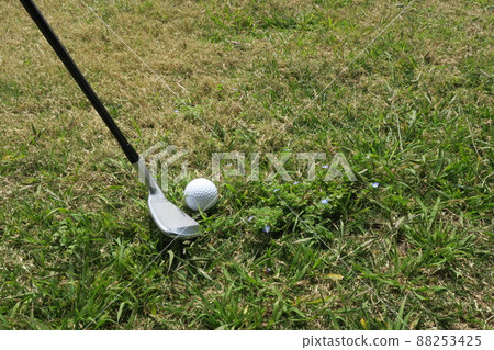 春季高爾夫球場半粗球和劈起桿進場 88253425