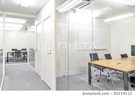 Image of a glass-enclosed office meeting room 88254513