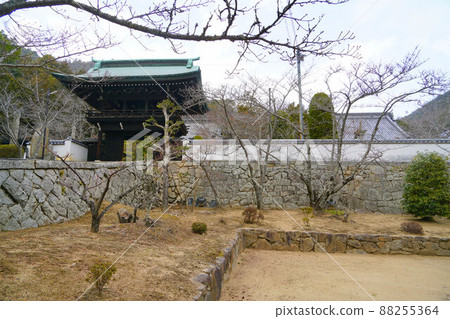 [瀨戶內33觀音聖地]岡山縣淺口市Konkocho第17 Senshoin鐘樓門和土牆 88255364